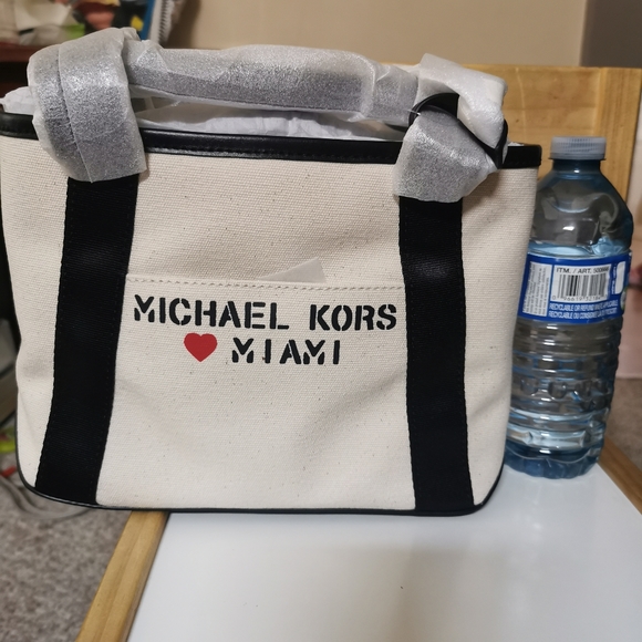 SOLD Michael Kors â¤ď¸ Miami - Picture 4 of 7